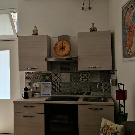 4 Via Valona - Executive Luxury Apartment Бари Екстериор снимка